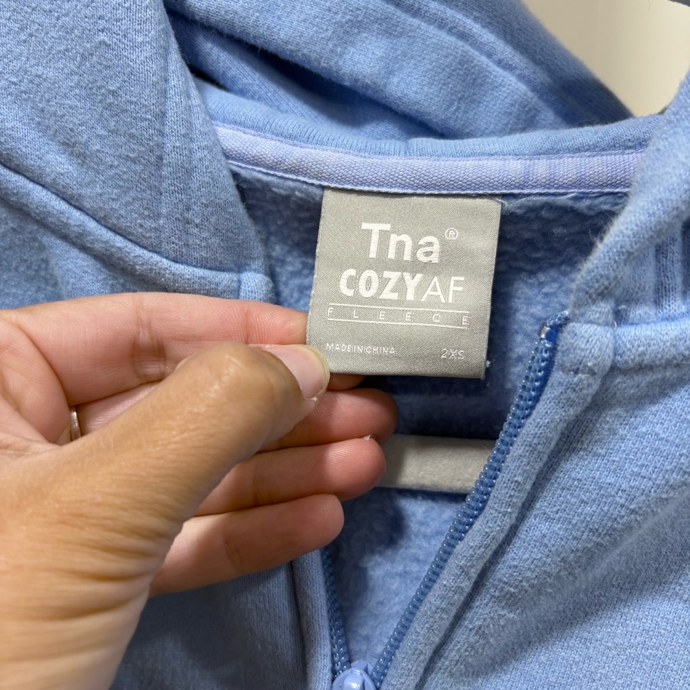 Aritzia TNA CozyAF Fleece boyfriend cropped hoodie - Picture 2 of 4